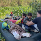Una familia cruza en un colchón inflable el río Bravo. ABRAHAM PINEDA JÁCOME