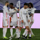 Los jugadores del Real Madrid felicitan a Karim Benzema tras marcar ante el Getafe. JUANJO MARTÍN