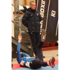 Carlos Terrazas observa a sus jugadores durante una sesión de trabajo en el gimnasio. L. DE LA MATA