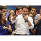 El candidato oficialista a la presidencia de Honduras, Juan Orlando Hernández, proclama su victoria en Tegucigalpa.