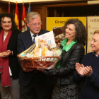 aNA gAITERO RECIBE EL PREMIO DE MANOS DEL ALCALDE, ANTONIO SILVÁN