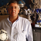 Cayetano Franco en la sala de trofeos del Ademar, lugar también del despacho donde pasará seguro muchas horas en los próximos cuatro años.