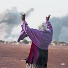 Una mujer kurda celebra un ataque aéreo de la coalición contra el EI en Kobani.