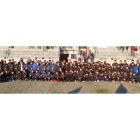 Los 120 jugadores participantes y sus entrenadores dejaron un gran sabor de boca durante todo el día en el torneo infantil organizado por La 8 Bierzo. M. MACÍAS