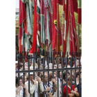 Los fieles se agolpan en la explanada del santuario.