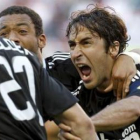 Marcelo abraza a Raúl, un jugador al que el brasileño admira y no repara en elogios.