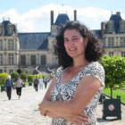 Noemí Guillén, delante del famoso ch¢teau usado por Napoleón en Fontainebleau.