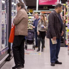 Un grupo de personas comprando en un supermercado en Barcelona.