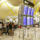 Varios de los pasajeros afectados por el apagón en la T4 facturaban ayer sus equipajes.