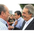 Vicente Díaz y Antonio Canedo conversan en la feria de Carracedelo con Ramón al fondo.