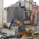 Dos excavadoras apartan las 200 toneladas de hierro de los silos y almacenes. El nido de una cigüeña salva hasta agosto la deteriorada chimenea de 25 metros. La demolición respetará la zona hidráulica del molino primitivo y la presa. Con el escombro se re