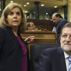 El presidente del Gobierno, Mariano Rajoy y la vicepresidenta, Soraya Sáenz de Santamaría, durante el pleno que celebra hoy el Congreso de los Diputados.