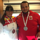 Mónica Borraz y Daniel Pardo con sus medallas de plata. DL