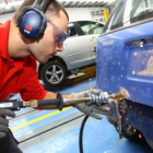 Un taller de coches en el que se está procediendo a la reparación de un automóvil.