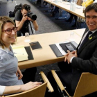 Elsa Artadi y Carles Puigdemont, en la reunión de Junts per Catalunya en Berlín.