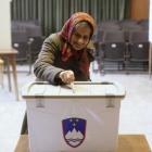 Una mujer vota en Eslovenia en el referéndum sobre el matrimonio gay.