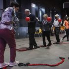 Personas mayores realizan ejercicio físico en Espacio Vías antes de la pandemia. JESÚS F. SALVADORES