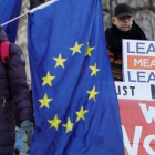 Una activista anti-brexit exhibe una bandera europea junto a un partidario de abandonar la UE en Londres.