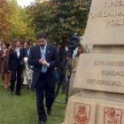 Ángel Penas encabezó la comitiva que precedió a la inauguración del monolito enfrente del Animalario