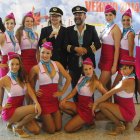 Segura y Corbacho, con un grupo de azafatas de este peculiar ‘vuelo-cabaret’.