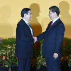 El presidente chino Xi Jinping (a la derecha) le da la mano al presidente de Taiwán Ma Ying-jeou (L) antes de su reunión en el hotel Shangrila de Singapur este sábado.