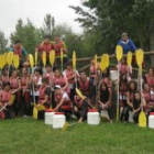 Los alumnos, con los trajes de neopreno y los remos, antes del descenso.