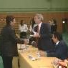 Antonio del Valle entrega uno de los diplomas a los mineros retirados