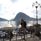 Miguel Ángel habla por teléfono en uno de lo lugares que más visita en Lugano.