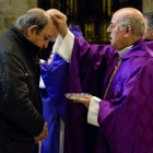 Sacerdote imponiendo la ceniza en la frente de un cristiano que asiste a la celebración del Miércoles de Ceniza.