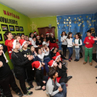 Gloria Fernández Merayo, con los niños que le escribieron, ayer en el colegio Navaliegos.