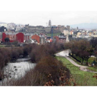 Una imagen del cauce del río Sil entre el barrio de la Estación y el Pajariel, desde donde se iniciará el dique hasta Toral.