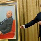 Wert junto a su retrato, en el Ministerio de Educación.