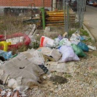 Entre las críticas del PP, la basura que se acumula en calles de Villaobispo