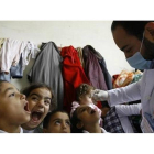 Un médico vacuna a niños sirios desplazados en Sidón (Líbano), este jueves.