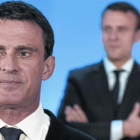 TRASVASE Manuel Valls y Emmanuel Macron detrás, en mayo del 2016.