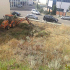 Una máquina trabaja en el desbroce y acondicionamiento de un solar del polígono industrial.