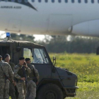 Soldados malteses junto al avión secuestrado.