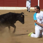 Uno de los recortadores realiza un quiebro de rodillas, ayer en Valderas.