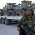 Un soldado japonés hace guardia a la entrada de la base japonesa de Samawa, Irak, en una imagen de a