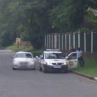 En la imagen se puede ver como los atacantes corren hacia el guardia de seguridad mientras el coche de Google Street View se acerca grabando.