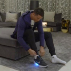 Cristiano Ronaldo prueba unas zapatillas ajustables de la marca Nike.