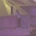 El suicida finalmente fue convencido por los agentes y se dirige hacia ellos