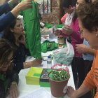 Voluntarios de la Aecc inscriben a los participantes. A.V.