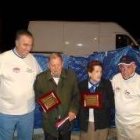 Los dos vecinos de más edad homenajeados muestran las placas recibidas