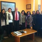 El alcalde, con la nueva asociación de mujeres gitanas.