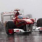 Fernando Alonso, bajo la lluvia de Montreal, poco antes de chocar con el inglés Button.
