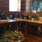 La alcaldesa (centro) se reunió con el consejero de Sanidad en Valladolid para abordar Pinilla. DL