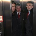 Representantes de CiU se dirigen a la reunión que mantuvieron ayer en el Congreso