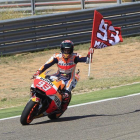 El piloto español Marc Márquez (Repsol Honda) celebra su victoria en el Gran Premio de Aragón de MotoGP disputado hoy en el circuito Motorland de Alcañiz.