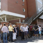 Trabajadores de Antibióticos, ayer, en el regreso de las protestas a la puerta de la fábrica que sigue cerrada.